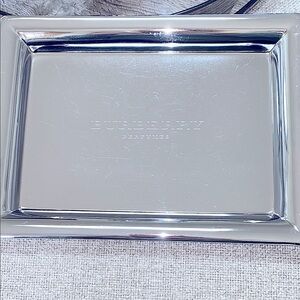 Burberry perfume tray. Previously owned.Nice to put your fragrances on a dresser
